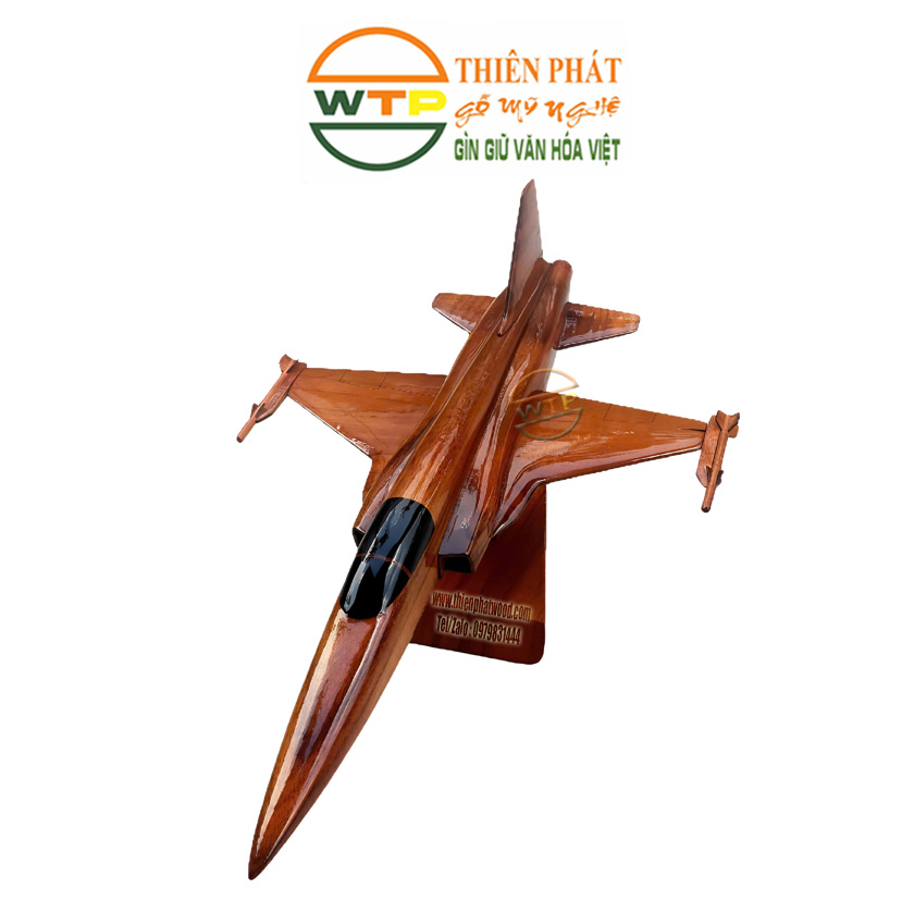 Sự kết hợp giữa chất liệu gỗ tự nhiên và phong cách hàng không quân sự tạo nên một sản phẩm vừa nghệ thuật vừa cá tính.